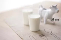 牛奶补钙防止骨质疏松老年人要喝好