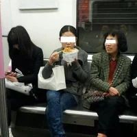 女子地铁内吃热干面 网友拍照遭当头砸热干面