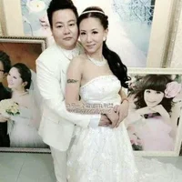 女同性恋结婚公开摆婚宴 家长称多个女儿是幸福