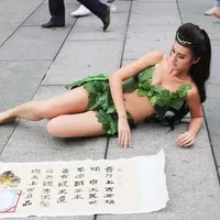 北京西单现奇葩女娲娘娘 全裸树叶裹身称穿越