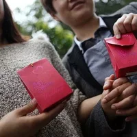 广州首对同性恋情侣登记结婚 被拒绝并“教育”