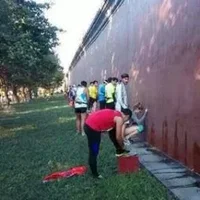 尿红墙是什么意思？北京马拉松赛选手如厕难