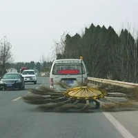 绵阳风火轮清扫车惊呆路人 “马路神器”拯救地球