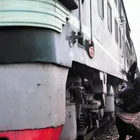 两长沙女子为与火车拍照合影 逼停飞驰列车