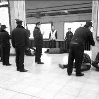 4男子北京地铁上群殴 从北京站打到朝阳门