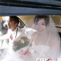 台湾男子选忌嫁娶日完婚 六辆加长型殡葬礼车娶亲