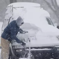 车上积雪不管的话会化掉吗？车上的积雪能让洗车的清洗吗