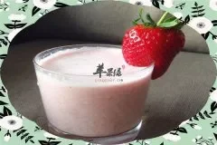 草莓杏仁牛奶汁——止咳平喘润肠