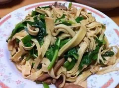 豆腐皮炒韭菜——补充维生素杀菌消炎