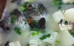 鲫鱼萝卜豆腐汤——补钙家常菜