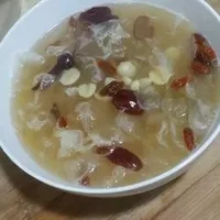 银耳莲子红枣 汤