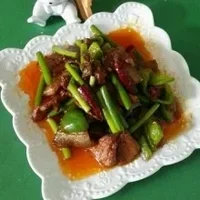 五花肉炒蒜苔