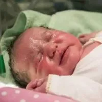 刚出生婴儿打喷嚏怎么护理,新生儿打喷嚏有什么原因