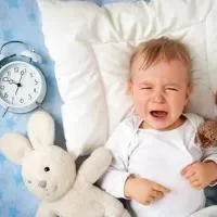 宝宝睡觉醒来哭怎么办,为什么宝宝醒来会哭