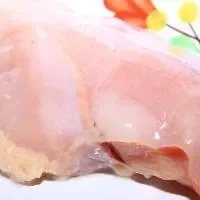 鸡胸肉比鸡腿肉更健康,烹饪前别去皮