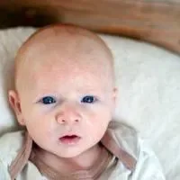 婴儿闹瞌睡哭怎么纠正,怎样有效避免婴儿哭闹
