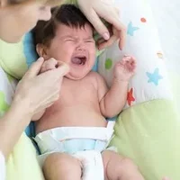 四个月宝宝半夜哭闹是什么原因,四个月宝宝半夜哭闹怎么办