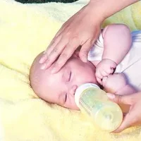 新生儿喂奶瓶正确姿势,宝宝奶瓶有哪些材料