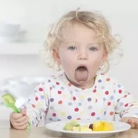 婴儿舌头发紫爱吐舌头,宝宝吐舌头的原因