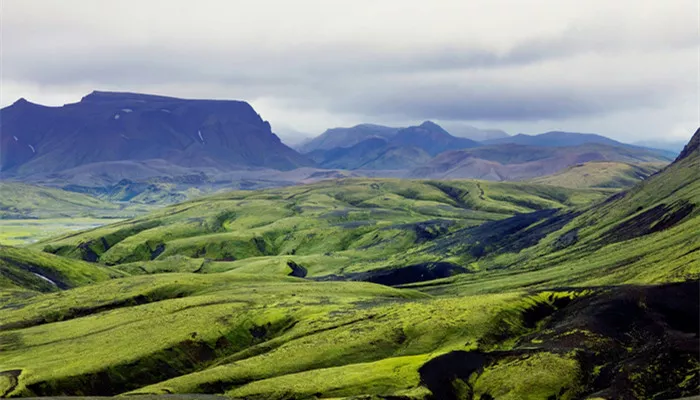 摄图网_300099117_banner_美丽的冰岛景观多云天气下的绿色火山山脉（企业商用）_副本.jpg