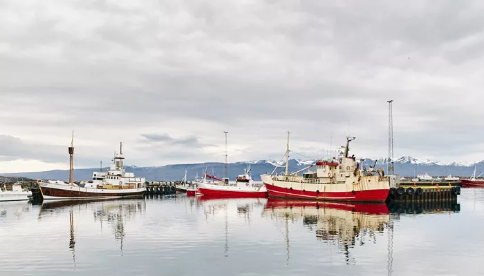 摄图网_501875654_冰岛胡萨维克港的渔船（企业商用）_副本.jpg