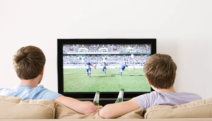 摄图网_501482007_banner_两个年轻人在电视上看足球（企业商用.jpg
