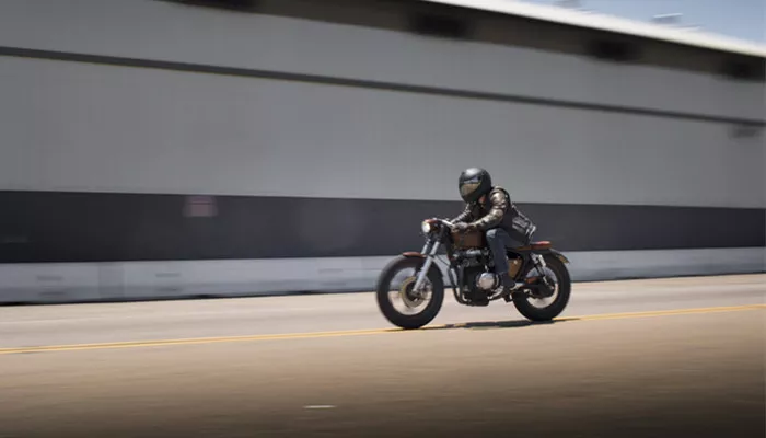 摄图网_501443542_超速行驶的男性摩托车手模糊图像（企业商用）_副本.jpg