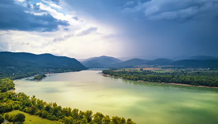 摄图网_300014404_banner_夏天的匈牙利维塞格勒附近多瑙河河谷全景的鸟瞰图（企业商用）_2.jpg