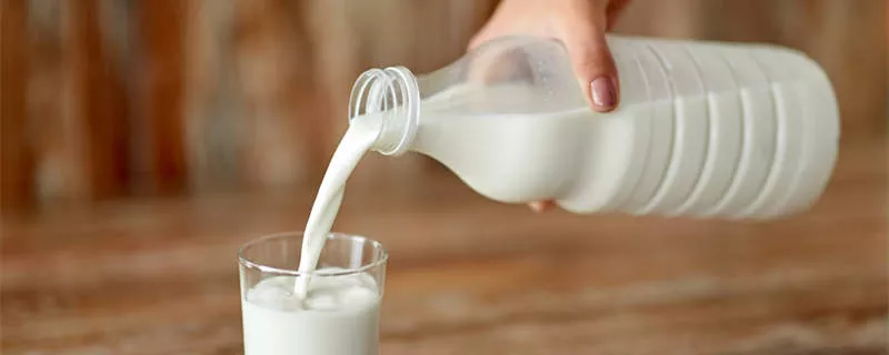 摄图网_300071627_把牛奶从瓶子玻璃杯中（企业商用）_副本.jpg