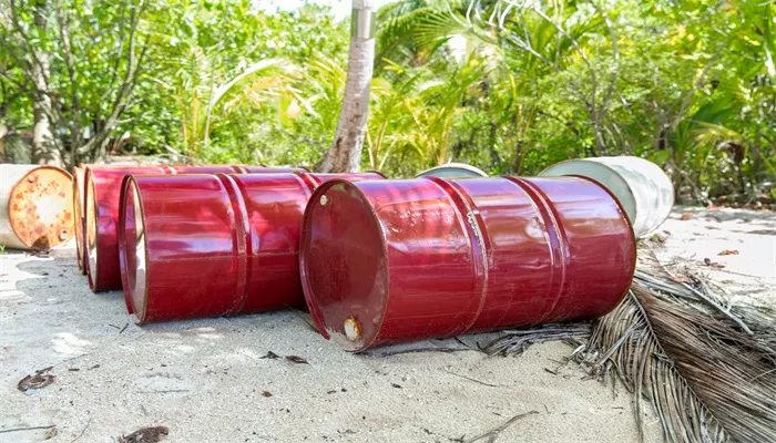 摄图网_300165292_banner_燃料环境污染自然法属波利尼西亚热带海滩上的油桶法属波利尼西亚海滩上的油桶（企业商用）.jpg