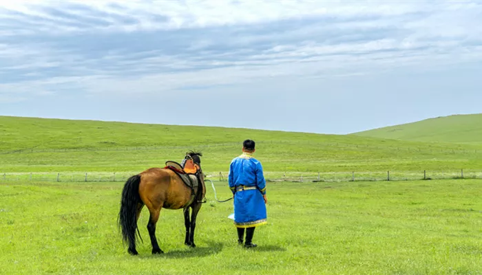 摄图网_502379674_banner_格根塔拉草原上的牧民和马匹（企业商用）_副本.jpg