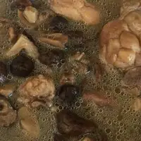 砂锅煲鸡腿蘑菇