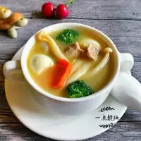 白玉菇鹌鹑蛋肉片蔬菜汤
