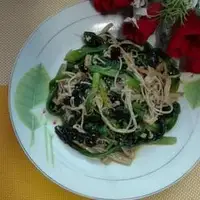 芝麻蚝油拌金针蘑菠菜
