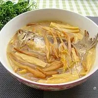 腐竹金针菜鱼汤