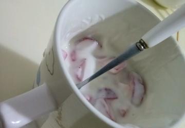 草莓粒酸奶
