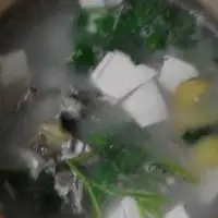 芫茜鱼头豆腐汤